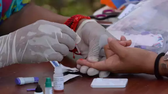 En la unidad médica local, un solo doctor se enfrenta a la abrumadora tarea de atender a 40 pacientes al día, lo que es insuficiente. En la unidad médica local, un solo doctor se enfrenta a la abrumadora tarea de atender a 40 pacientes al día, lo que es insuficiente.