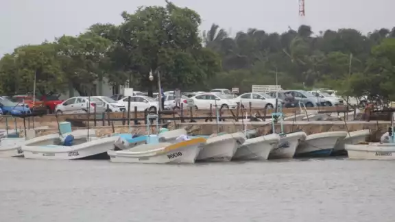 Los hombres de mar esperan que el clima mejore para ir a trabajar y tener ingresos, ya que su economía se vio afectada. Los hombres de mar esperan que el clima mejore para ir a trabajar y tener ingresos, ya que su economía se vio afectada.
