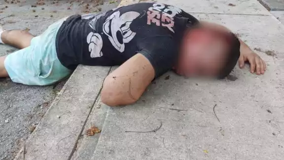 Lo dejaron tendido en el suelo y herido en la cabeza Lo dejaron tendido en el suelo y herido en la cabeza