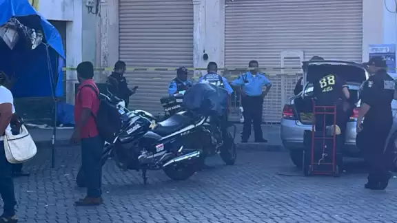 El hombre en situación de calle perdió la vida sobre la banqueta del Centro de Mérida