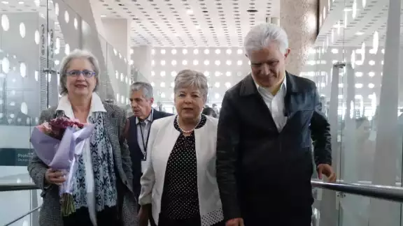 La Canciller recibió a 18 compatriotas y sus familias en el aeropuerto de la Ciudad de México La Canciller recibió a 18 compatriotas y sus familias en el aeropuerto de la Ciudad de México
