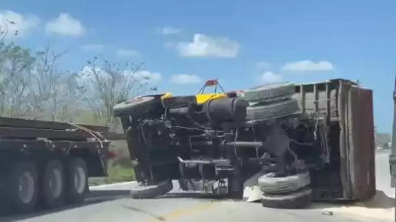 El aparatoso accidente causó un cierre vehicular