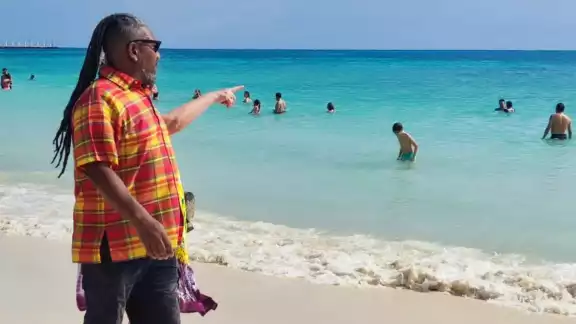 Desde que se construyó la terminal marina y desapareció la duna costera, los efectos de la erosión son cada vez más graves, señalan empleados de clubes.