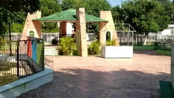Lo que hoy se conoce como el municipio de Quintana Roo antes fue el poblado de Labchén y formó parte del cacicazgo de los Cupules Lo que hoy se conoce como el municipio de Quintana Roo antes fue el poblado de Labchén y formó parte del cacicazgo de los Cupules