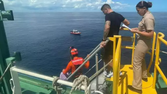 : Asimismo, personal de la Marina decomisó 22 ejemplares vivos de caracol rosado, extraídos sin permiso por una persona.