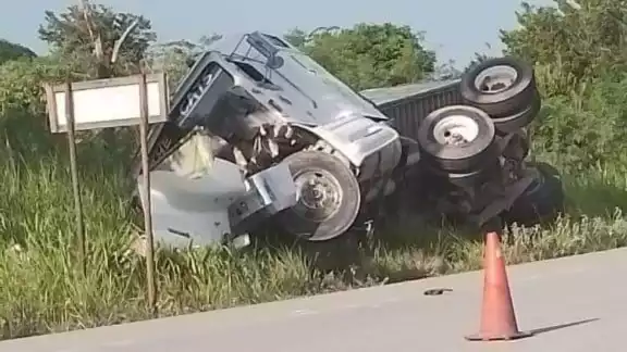 La camioneta responsable del choque acudió a verificar la volcadura