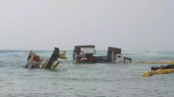 El velero se partió en dos partes y con el oleaje es arrastrado mar adentro