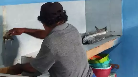 Los comerciantes afirman que la demanda de sus productos ha sido baja durante la Cuaresma y un alza les afectaría aún más Los comerciantes afirman que la demanda de sus productos ha sido baja durante la Cuaresma y un alza les afectaría aún más