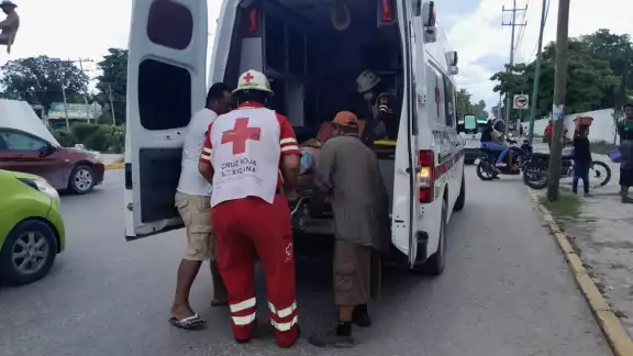 El motociclista terminó con lesiones en la cabeza y los brazos El motociclista terminó con lesiones en la cabeza y los brazos
