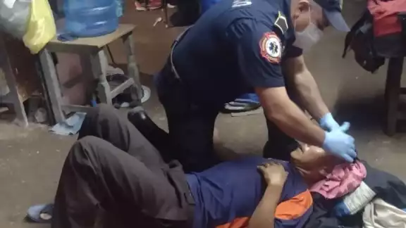 El hecho ocurrió en un predio ubicado en la calle 12B entre 7-A y 9 de la localidad, debido a que un hombre agredió a su esposa e hijos