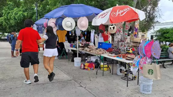 Entre los vendedores y los visitantes comparten comentarios y gustos de los artículos
