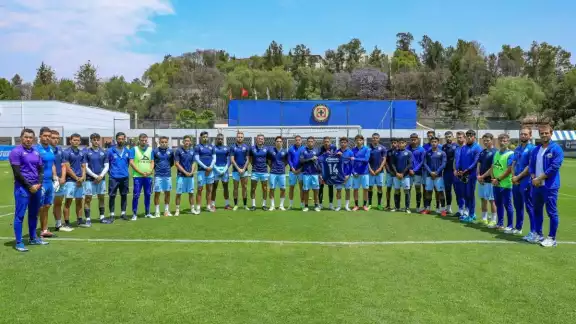 El plantel de Cruz Azul distinguió a su aficionado más leal en La Noria