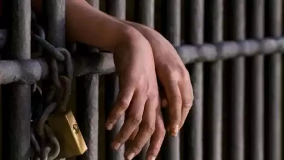 Durante la detención del acusado provocó daños en el vehículo de la policía lanzándole piedras Durante la detención del acusado provocó daños en el vehículo de la policía lanzándole piedras