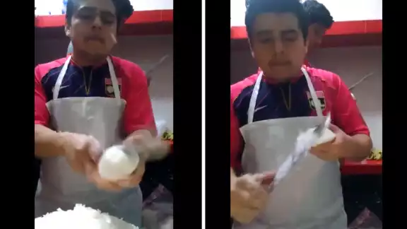 Las redes reconocen su talento para picar cebolla sin perder un dedo Las redes reconocen su talento para picar cebolla sin perder un dedo