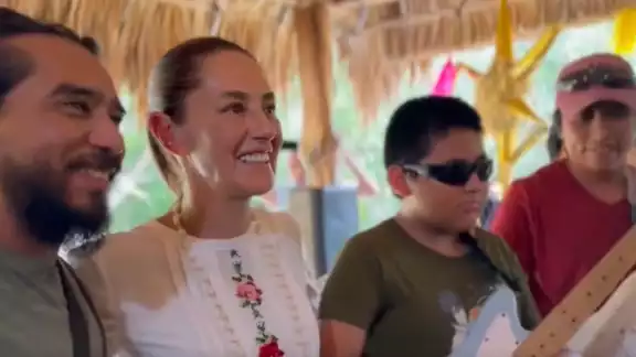Claudia Sheinbaum se reunió con jóvenes artistas en Bécal, Campeche