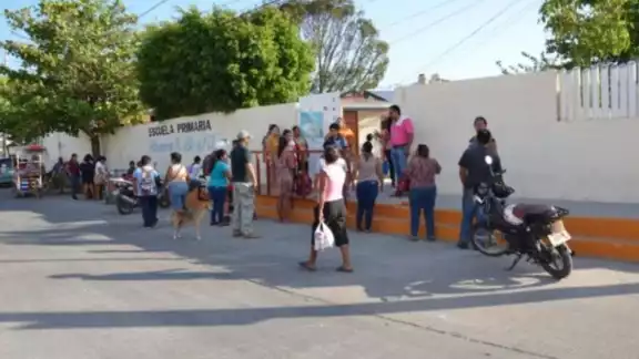 Este lunes regresaron a las aulas alumnos de escuelas de educación básica y media superior, públicas y privadas.