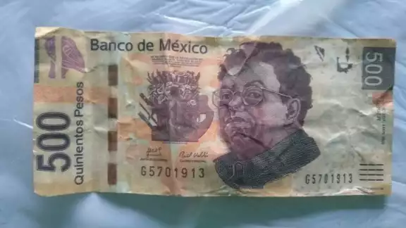 Los vendedores lograron alcanzar al hombre y le quitaron el producto