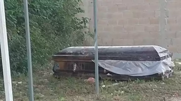 Se presume fueron retirados de la caja por sus familiares antes de que fuera dejado a la intemperie por más de cuatro días Se presume fueron retirados de la caja por sus familiares antes de que fuera dejado a la intemperie por más de cuatro días