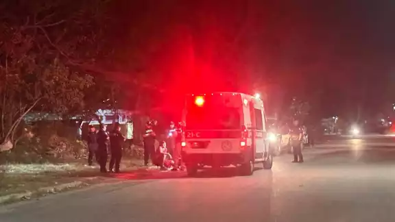 El sujeto corría pidiendo ayuda, ya con una bala a la altura del glúteo, de acuerdo a los reportes preliminares.
El sujeto corría pidiendo ayuda, ya con una bala a la altura del glúteo, de acuerdo a los reportes preliminares.