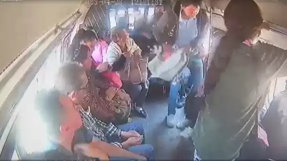 Captan en video asalto a combi en el Edomex, hasta el conductor fue robado Captan en video asalto a combi en el Edomex, hasta el conductor fue robado