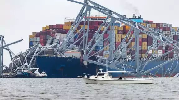 Las autoridades esperan que retirar el puente, cortándolo en secciones más pequeñas y levantándolas, Las autoridades esperan que retirar el puente, cortándolo en secciones más pequeñas y levantándolas,