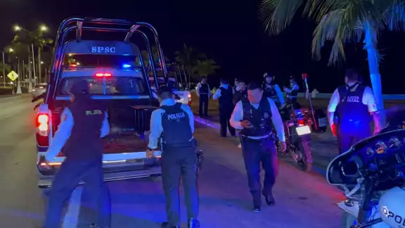 Los turistas se encontraban bebiendo frente al que parecía ser su hotel Los turistas se encontraban bebiendo frente al que parecía ser su hotel