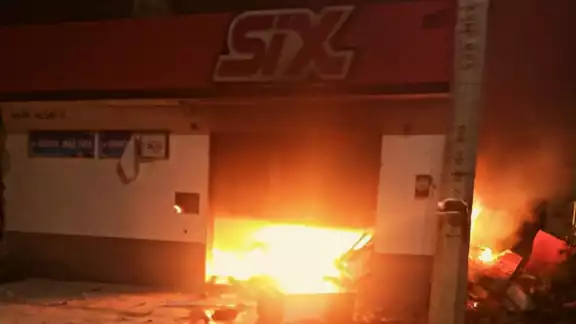 El incendio consumió los productos del Six de Valladolid El incendio consumió los productos del Six de Valladolid