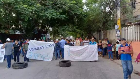 Los vecinos de Tres Reyes bloquearon una vez más la entrada a la colonia Los vecinos de Tres Reyes bloquearon una vez más la entrada a la colonia