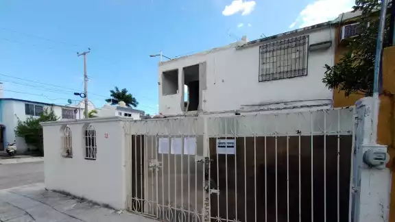 Aunque es una zona de viviendas unifamiliares, se construye un edificio con ocho cuartos. Aunque es una zona de viviendas unifamiliares, se construye un edificio con ocho cuartos.