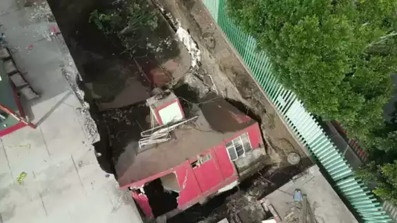 Hace cinco días se reportó la aparición de un socavón en la misma zona de la ciudad Hace cinco días se reportó la aparición de un socavón en la misma zona de la ciudad