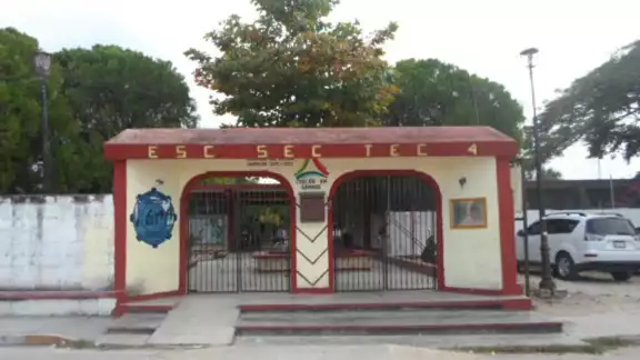 El director del plantel se deslindó de responsabilidades El director del plantel se deslindó de responsabilidades