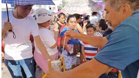 Las familias aprovecharon el obsequio para sofocar su calor Las familias aprovecharon el obsequio para sofocar su calor