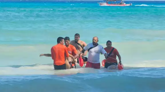 Elementos de Sanidad Naval le brindaron reanimación cardiopulmonar y la estabilizaron, para luego entregarla a los paramédicos, que la llevaron al nosocomio.
