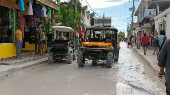 Trabajan arduamente para atender a los turistas y mantener sus vehículos a salvo, en medio de las inundaciones Trabajan arduamente para atender a los turistas y mantener sus vehículos a salvo, en medio de las inundaciones
