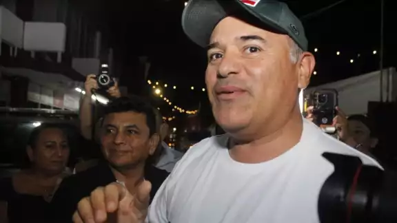 Renán Barrera eludió los cuestionamientos sobre las luminarias chinas