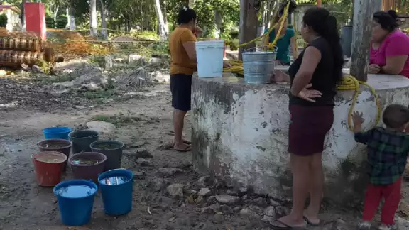 Los vecinos han regresado a sacar agua del pozo con riesgo a enfermarse Los vecinos han regresado a sacar agua del pozo con riesgo a enfermarse