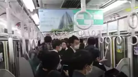 Al menos 15 personas resultaron heridas en un ataque con cuchillo perpetrado por un hombre en un tren de Tokio Al menos 15 personas resultaron heridas en un ataque con cuchillo perpetrado por un hombre en un tren de Tokio