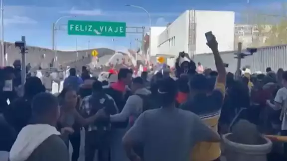 Los migrantes presionaron para poder ingresar a los Estados Unidos Los migrantes presionaron para poder ingresar a los Estados Unidos