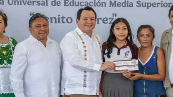 Joaquín Díaz Mena entregó las tarjetas Bienestar en el CBTis 95 de Mérida Joaquín Díaz Mena entregó las tarjetas Bienestar en el CBTis 95 de Mérida