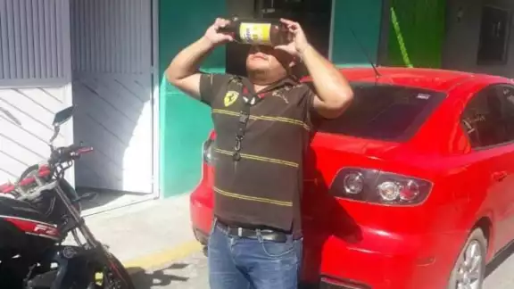 Los mexicanos se volvieron virales por usar estas formas para intentar ver el eclipse Los mexicanos se volvieron virales por usar estas formas para intentar ver el eclipse
