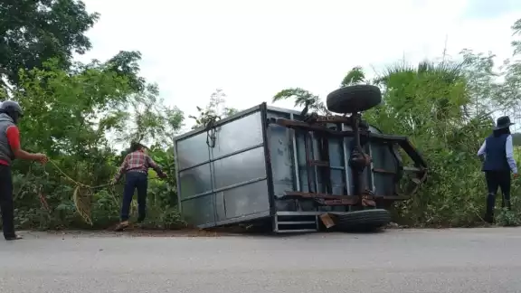 Con ayuda de sogas y otras camionetas, se consiguió colocar el remolque en la carpeta de rodamiento Con ayuda de sogas y otras camionetas, se consiguió colocar el remolque en la carpeta de rodamiento