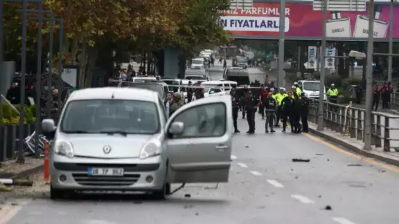 El Ministro informó que los dos policías se encuentran hospitalizados con heridas que no ponen en riesgo su vida El Ministro informó que los dos policías se encuentran hospitalizados con heridas que no ponen en riesgo su vida