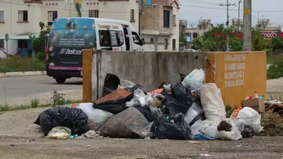 En zonas turísticas, como Cancún, es común que se produzca gran volumen de desperdicios En zonas turísticas, como Cancún, es común que se produzca gran volumen de desperdicios