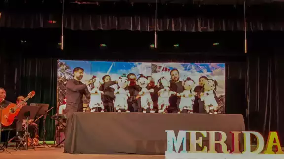 Los tres músicos en escena, ambientaron la presentación, mientras los títeres interpretaban