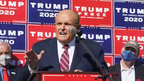 El exalcalde de Nueva York, Rudy Giuliani, lanzó una línea de camisetas autografiadas sobre los atentados del 11
de septiembre El exalcalde de Nueva York, Rudy Giuliani, lanzó una línea de camisetas autografiadas sobre los atentados del 11
de septiembre
