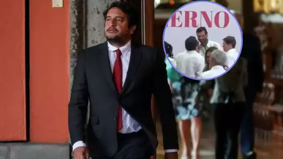 Fue captado previo al informe con varios de los invitados. Foto: Especial
