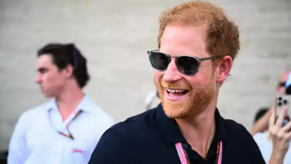 El integrante de la realeza británica llegó con una playera polo y unos lentes oscuros El integrante de la realeza británica llegó con una playera polo y unos lentes oscuros