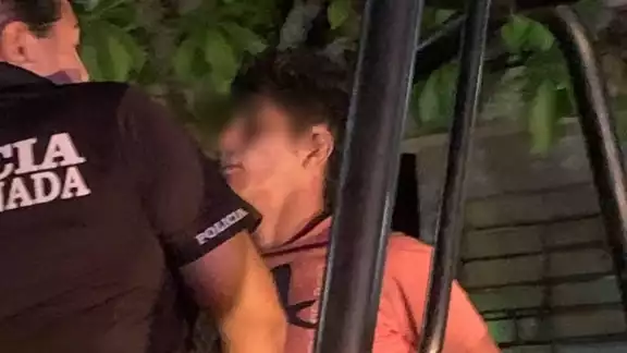Vecinos de la colonia Santa Isabel sorprenden a sujeto y lo amarran a la base de un señalamiento