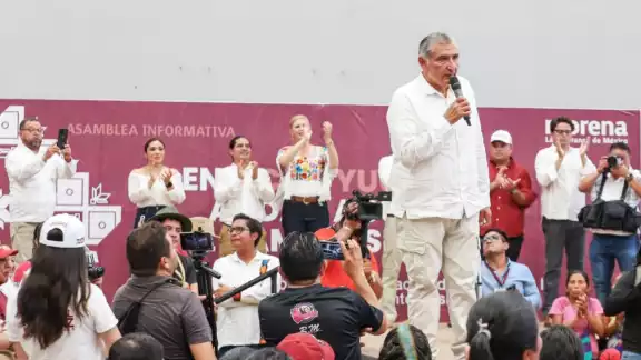 López Hernández fue recibido entre batucada y pancartas López Hernández fue recibido entre batucada y pancartas