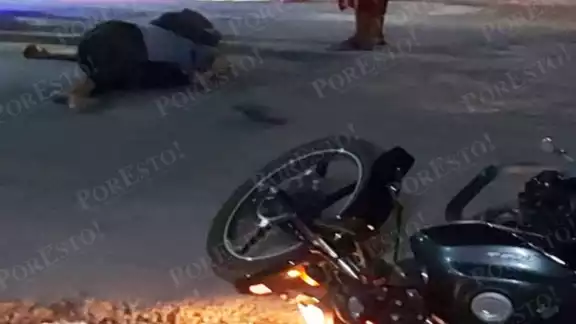 El cuerpo del motociclista quedó tendido a un lado de su unidad